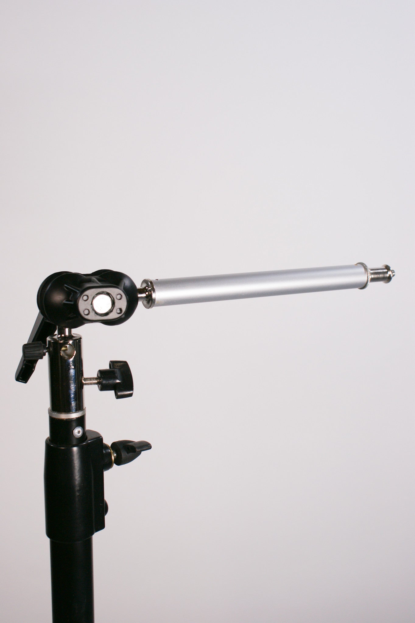 Tilter Bracket with Spigot for 1/4 20" / 5/8" Stud
